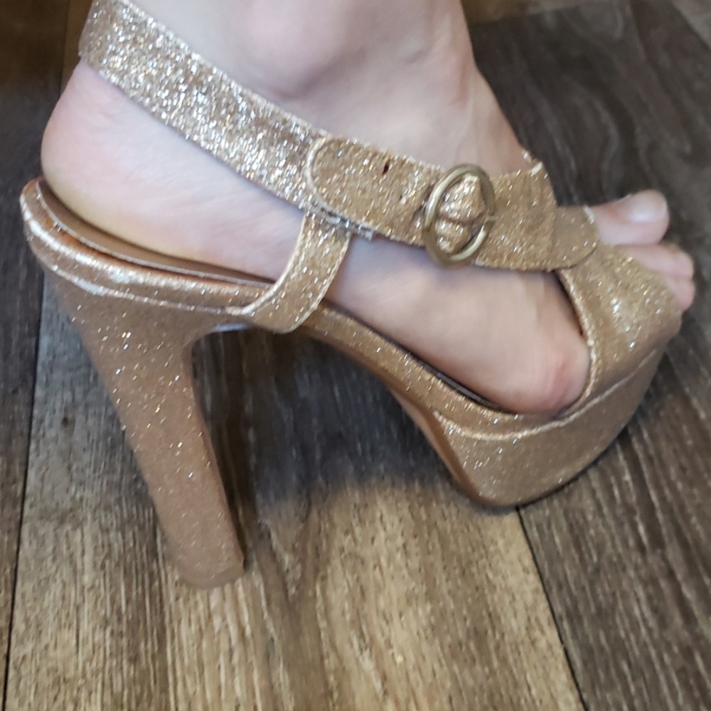 Heels - Picture 4 of 4